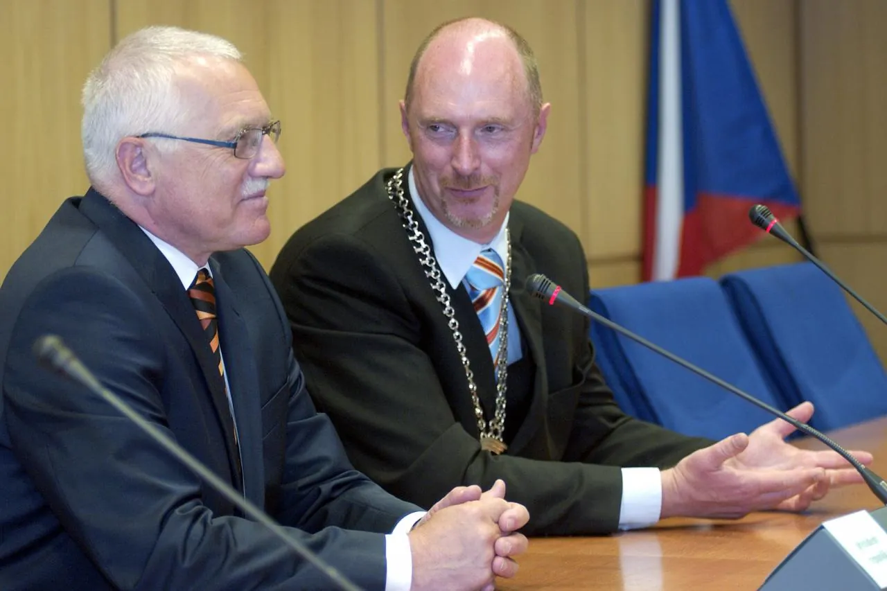 Hejtman Petr Skokan s řetězem a prezident Václav Klaus