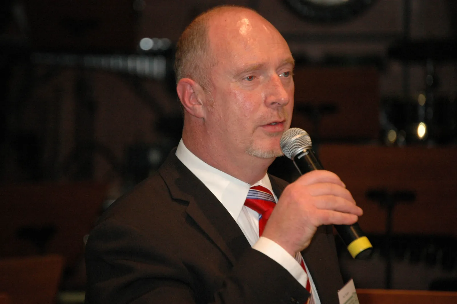 Petr Skokan mluví do mikrofonu